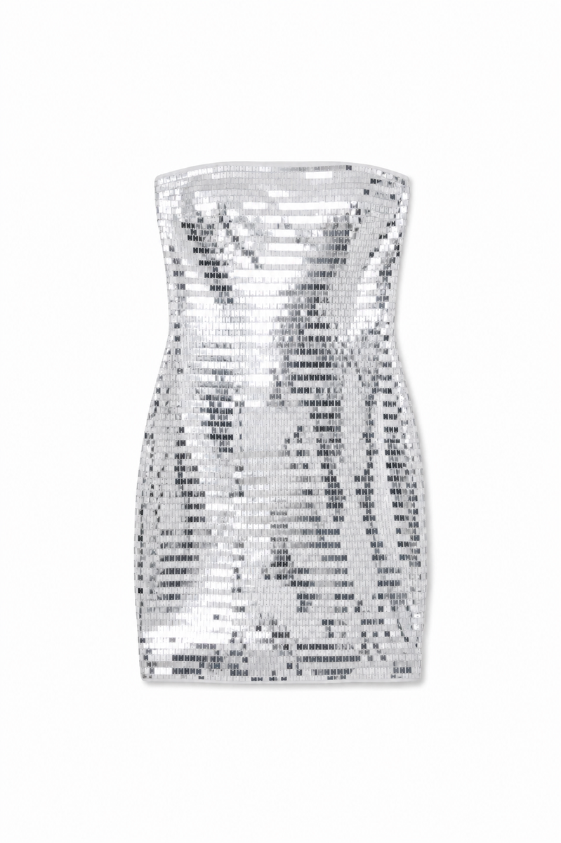 Vestido de malla plateado con perlas y tachuelas