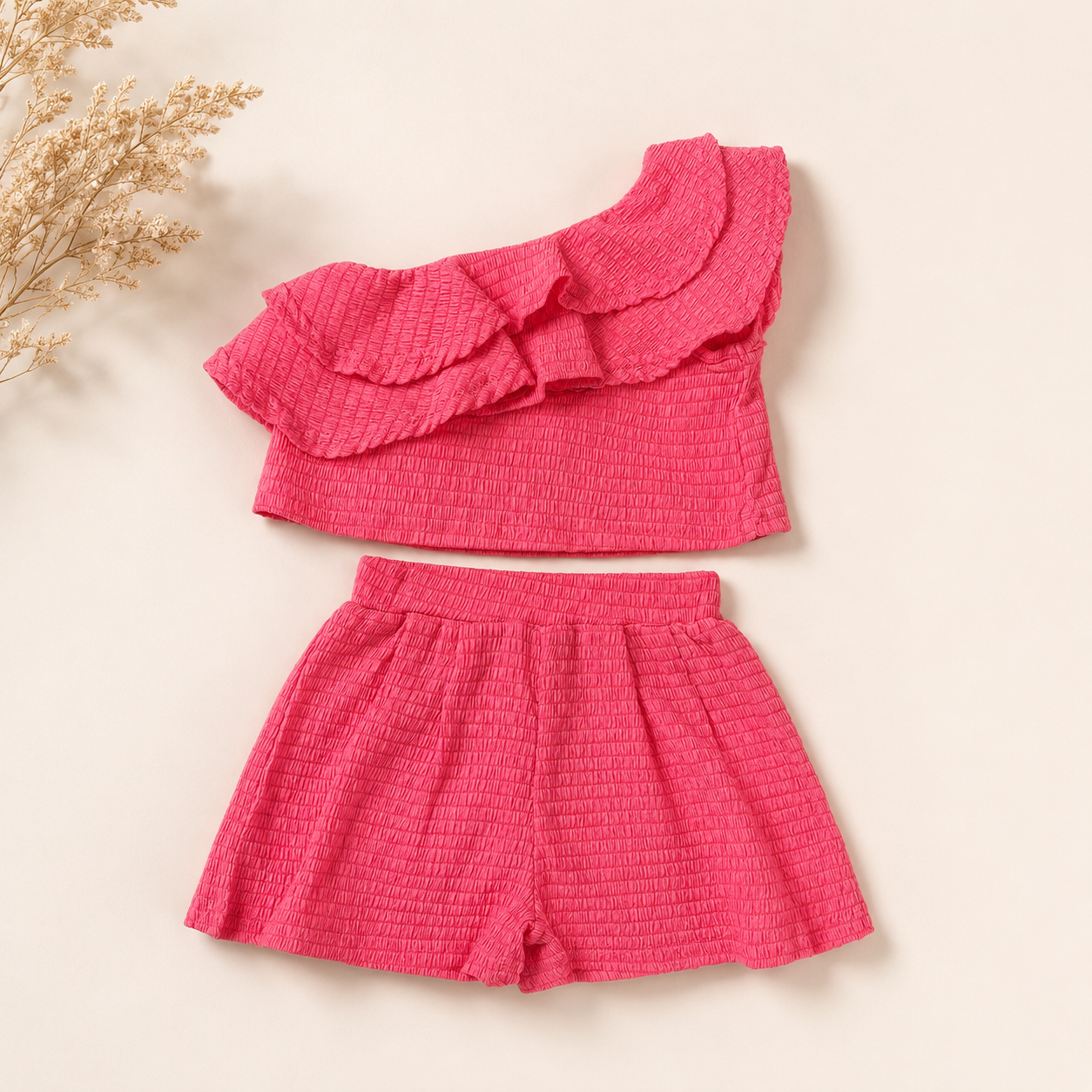 Conjunto corto de un hombro con volantes fucsia