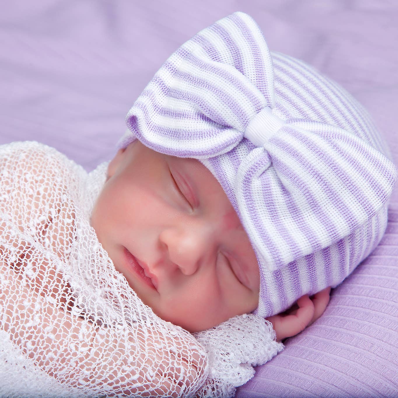 Gorro de rayas moradas y blancas Stella para recién nacidas