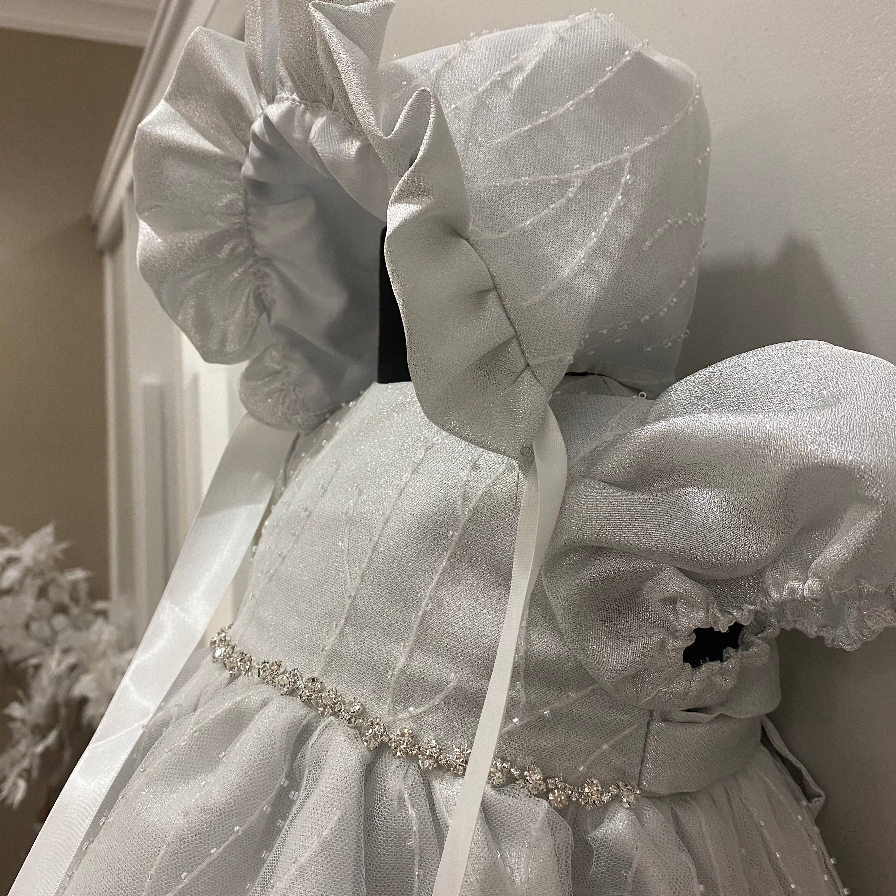 Vestido de cumpleaños plateado brillante